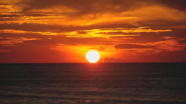 Rode zonsondergang boven de oceaan — Stockvideo