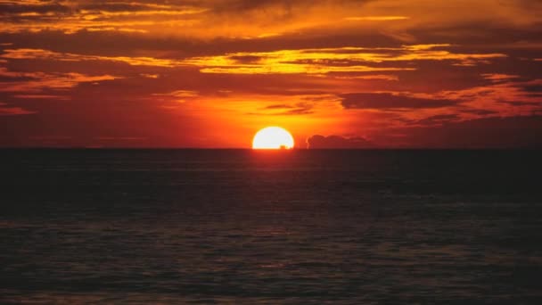 Tramonto rosso sull'oceano — Video Stock