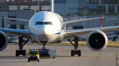 Uçak servise çekiliyor.