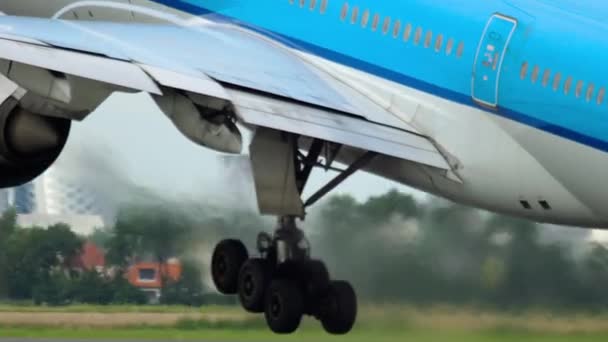 Odjezd KLM Boeing 777 — Stock video