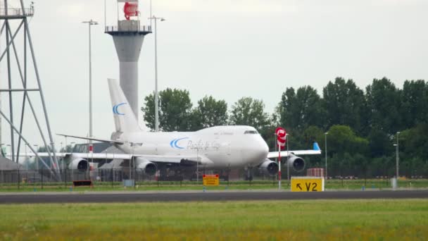 出発前にタキシング ワイドボディ airfreighter — ストック動画