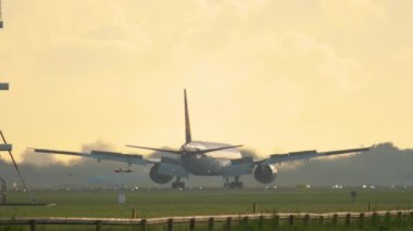 Jet Airways Boeing 777 yaklaşıyor