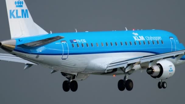 KLM Cityhopper Embraer naderen — Stockvideo