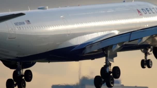 Delta Airlines: Landung eines Airbus A330 — Stockvideo