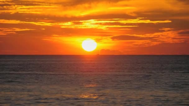 Tramonto rosso sull'oceano — Video Stock