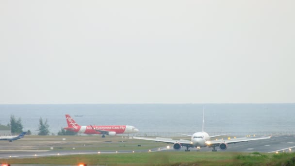 Boeing 767 lądowania na lotnisku w Phuket — Wideo stockowe