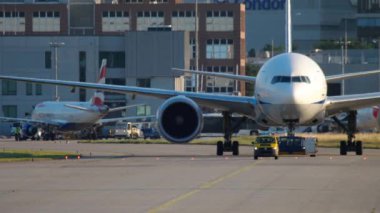 Uçak servise çekiliyor.