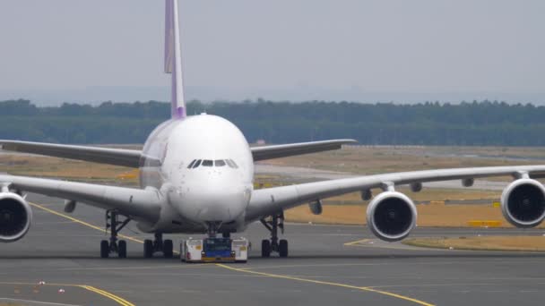 Reboque de avião de serviço — Vídeo de Stock