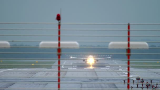 Despegue del avión desde el aeropuerto de Dusseldorf — Vídeos de Stock