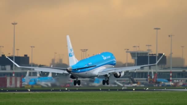 Klm シティホッパー エンブラエルに近づいて — ストック動画