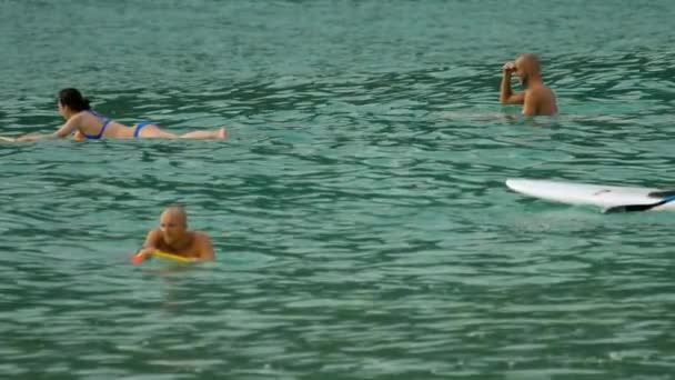 冲浪者在海浪上 — 图库视频影像