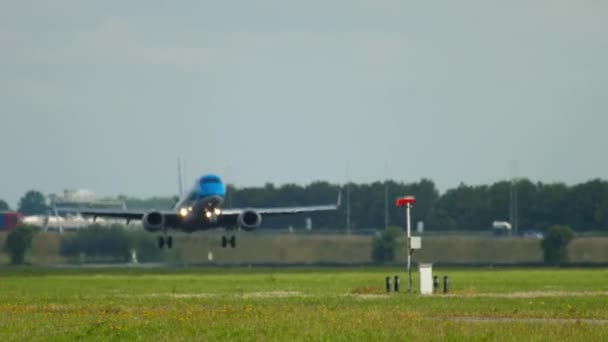 KLMシティホッパーエンブラエル190着陸 — ストック動画