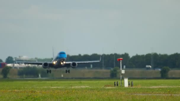 KLM Cityhopper Embraer 190 landning — Stockvideo