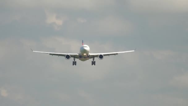 Aviones de cuerpo ancho acercándose — Vídeo de stock