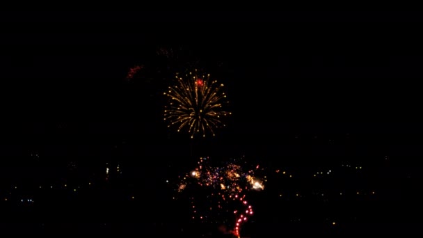Фейерверки мигают в ночном праздничном небе — стоковое видео