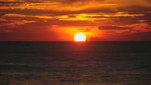 Coucher de soleil rouge sur l'océan — Video