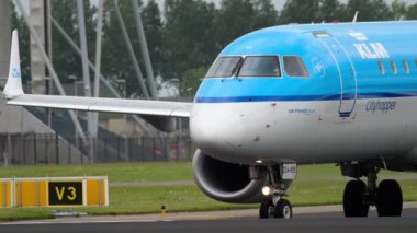 Amsterdam, Hollanda - 25 Temmuz 2017: Önce hareket, pist 36 l Polderbaan kım Cityhopper Embraer 190 Ph-Exa Taksilemek. Shiphol Airport, Amsterdam, Hollanda