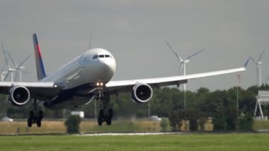 Yaklaşan gövdeli uçak