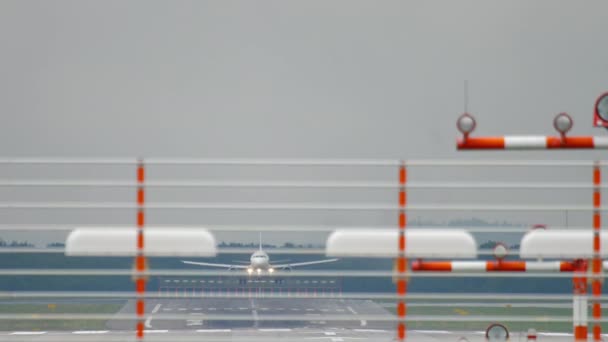 Avião aterrissando em tempo úmido — Vídeo de Stock