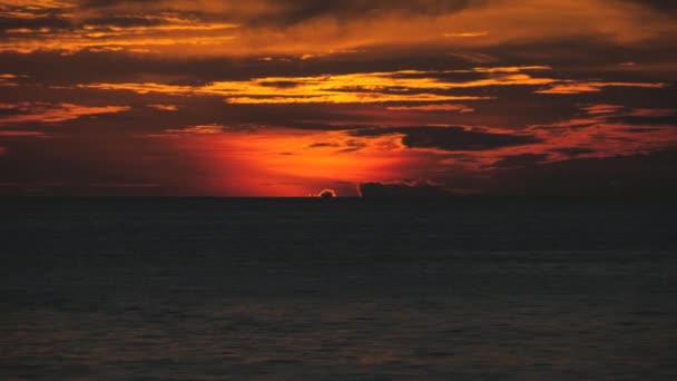 Röd solnedgång över havet — Stockvideo