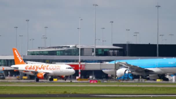 Aeropuerto Shiphol por la tarde. Calor neblina — Vídeo de stock