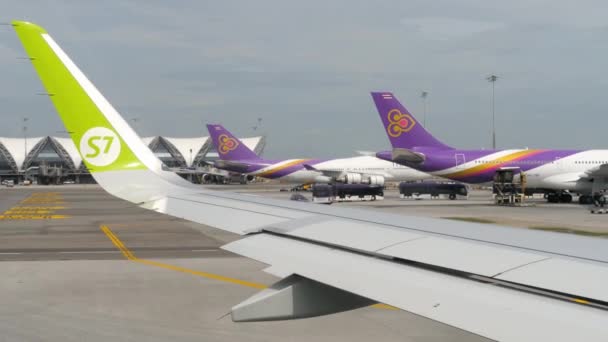 Avions dans Suvarnabhumi Aeroport — Video