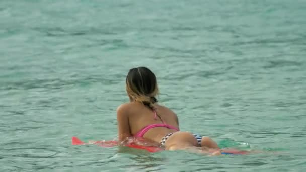 바다에 떠 있는 서핑 보드에 매력적인 서퍼 여자 — 비디오