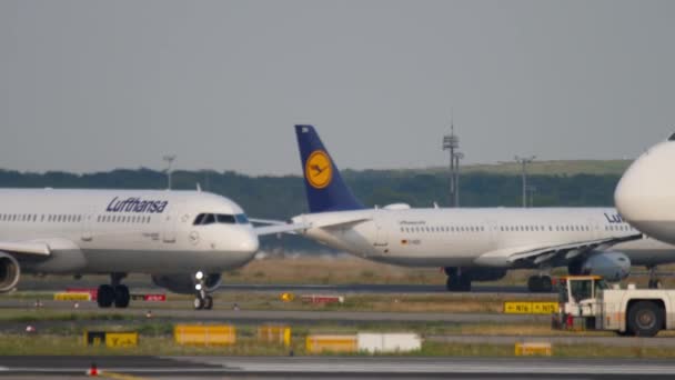 Bogsering av Lufthansa Airbus 380 — Stockvideo