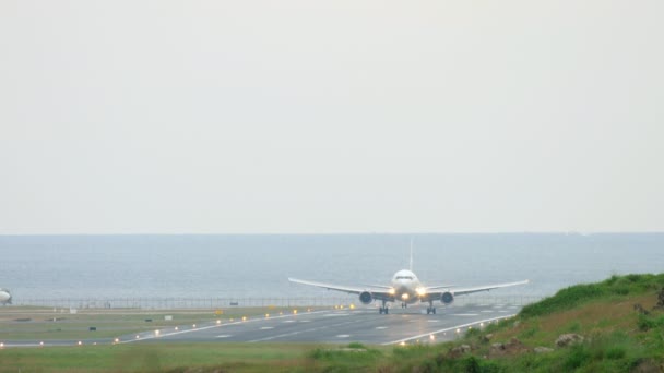 Boeing 767 landing op luchthaven Phuket — Stockvideo