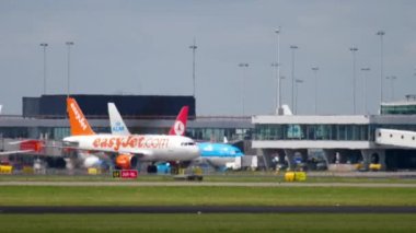 Shiphol öğleden sonra havaalanında. Isı pus