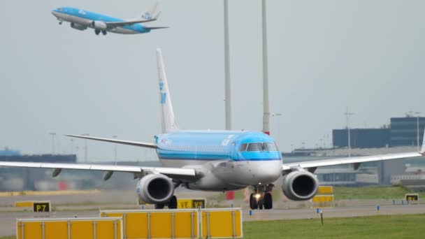 KLM Cityhopper Embraer 190 kołowania — Wideo stockowe