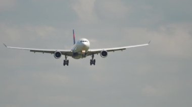 Yaklaşan gövdeli uçak