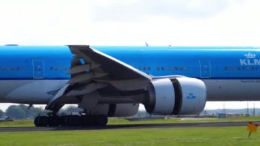KLM Boeing 777 inişi