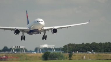 Yaklaşan gövdeli uçak