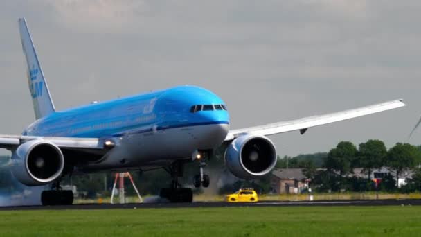 KLM Boeing 777 leszállás — Stock videók