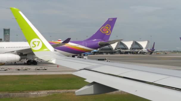 Aviões em Suvarnabhumi Aeroporto — Vídeo de Stock