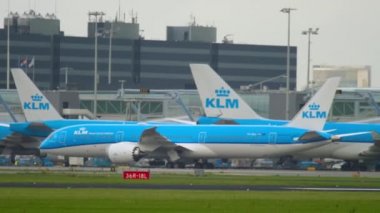 Uçak indikten sonra kalkıyor.