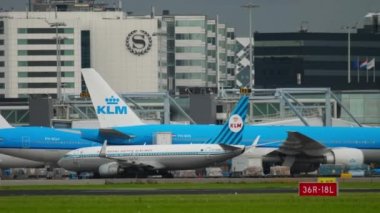 KLM retro üniforma Boeing Taksilemek 737