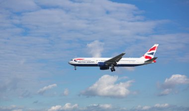 Havaalanında Boeing 767 yaklaşım