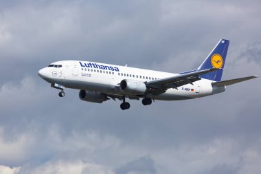 Boeing fırtına bulutları arka plan üzerinde
