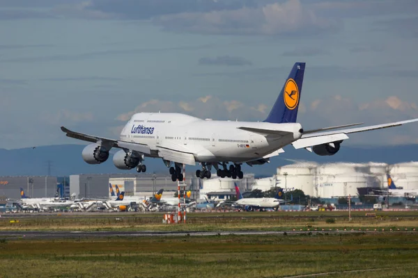 Boeing 747 havaalanında açılış