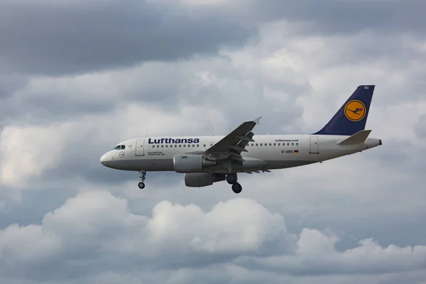 Aproximación y aterrizaje del Airbus A319 — Foto de Stock