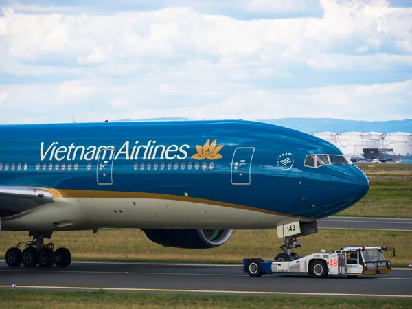 Boeing 777 pulls towing machine — Stock Photo, Image
