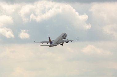 Uçak Lufthansa tarafından düzenli uçuşlar