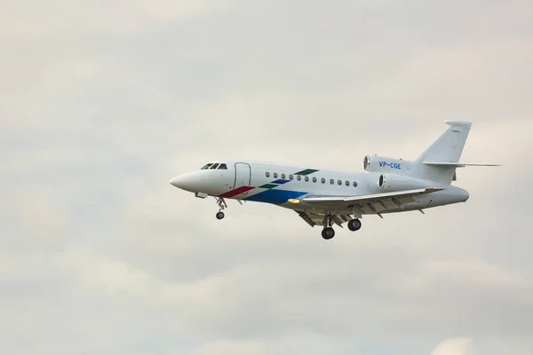 Dassault Falcon 900EX prêt pour l'atterrissage — Photo