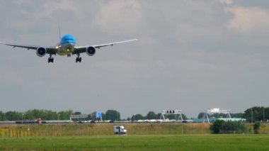 KLM Boeing 777 inişi
