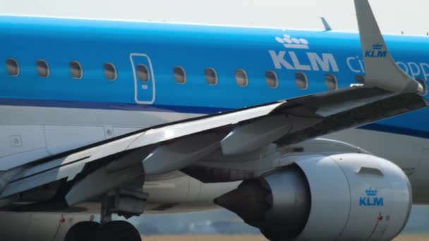 Klm Cityhopper Embraer 190 landing — Stock video