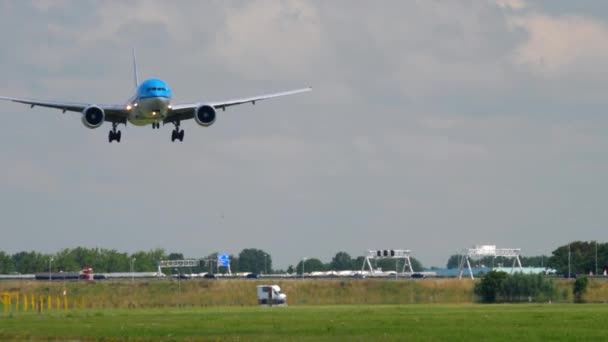 KLM Boeing 777 aterrizaje — Vídeos de Stock