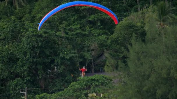 Parapente sur la plage de Nai Harn, Phuket — Video