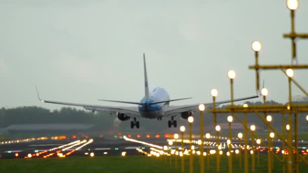 KLM Boeing 737 landing — Stockvideo